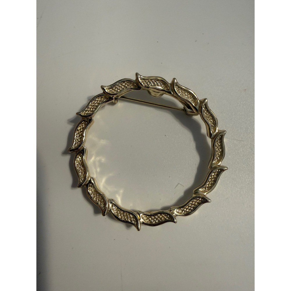 Gerrys Gold Tone Textured Leaf Wreath Brooch Pin Classic Round Costume Jewelry